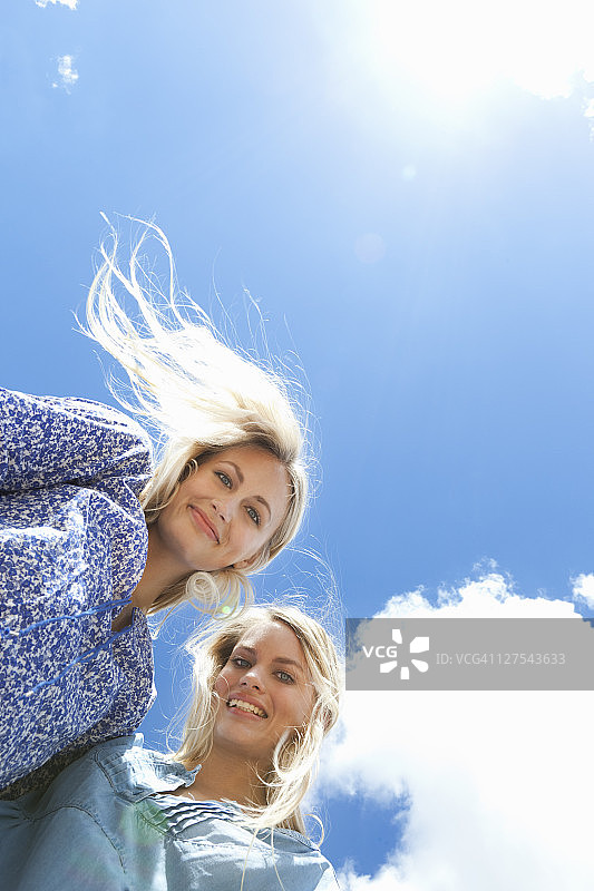 姐妹拥抱的低角度视图图片素材