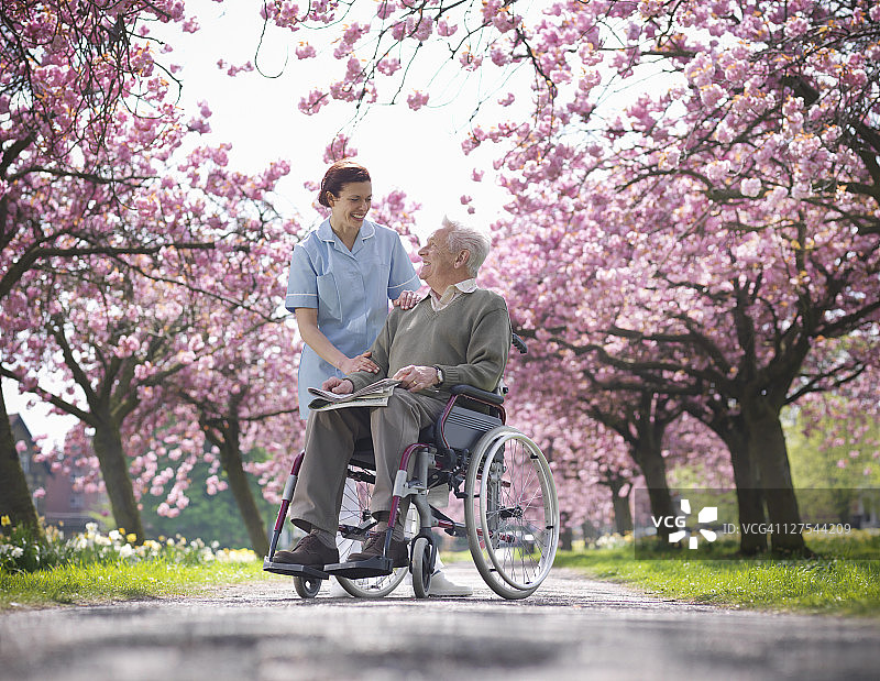 公园里有看护的老年男人图片素材