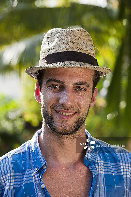 戴草帽的男人在户外图片素材