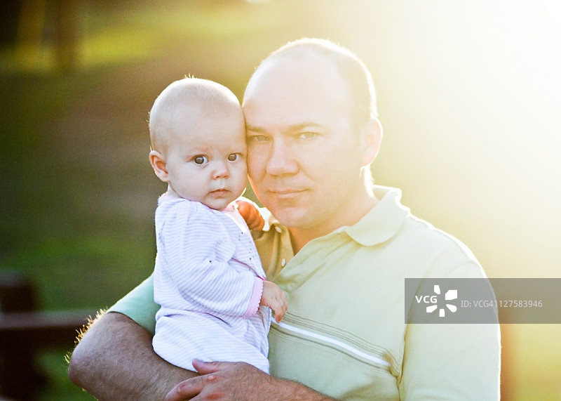 清晨的婴儿和爸爸图片素材