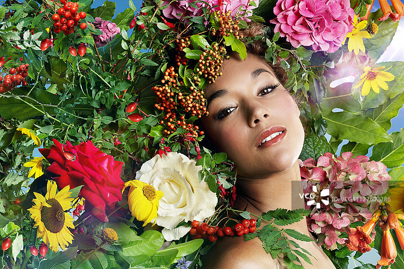 头上戴着彩色野花的年轻女士图片素材