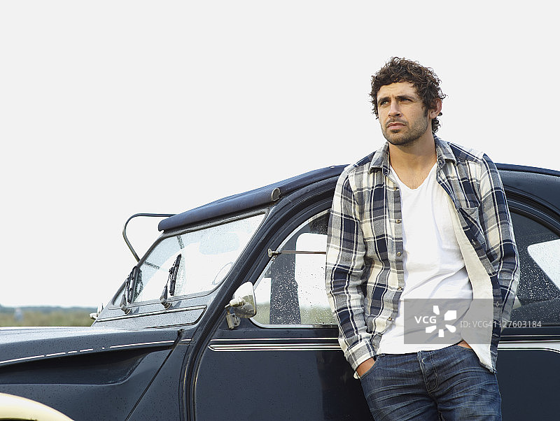 年轻男人站在汽车旁图片素材