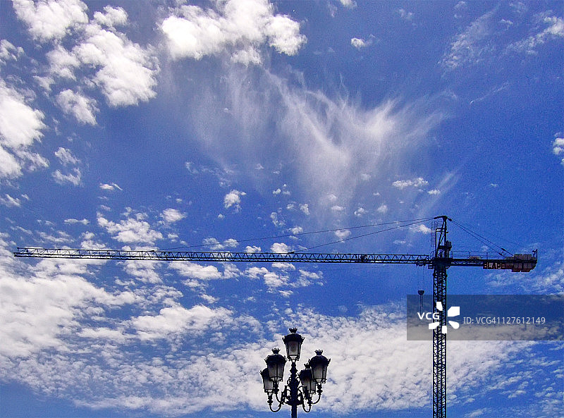 多云天空下的起重机图片素材