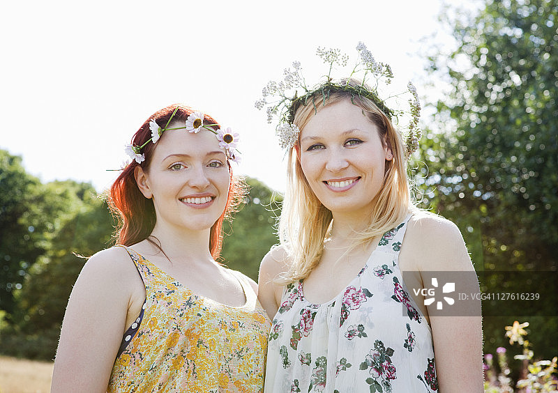 戴雏菊花环的女士肖像图片素材