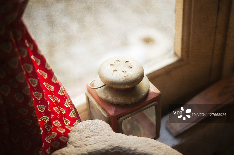 带有普罗旺斯图案窗帘的窗户旁的灯笼图片素材