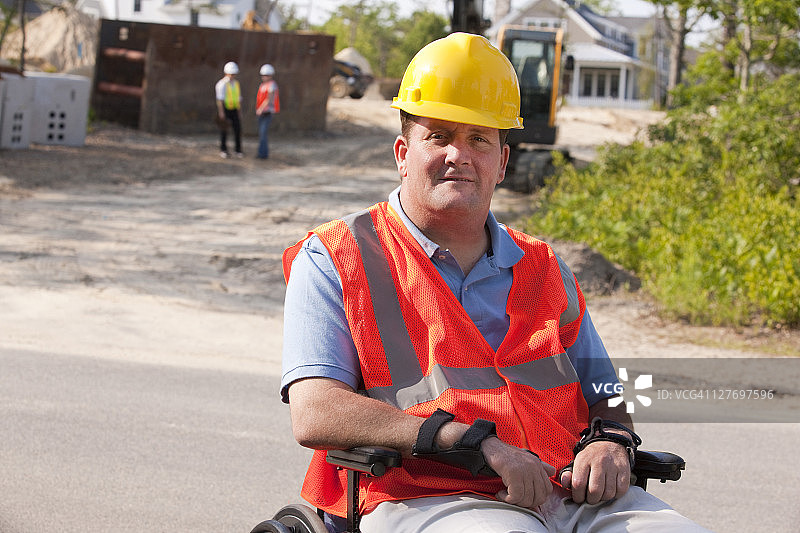 建筑工地上残疾的项目工程师图片素材