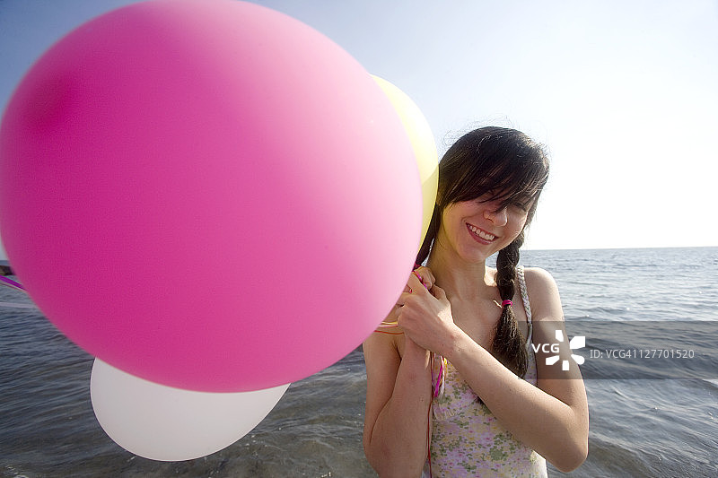 拿着气球的天真女孩图片素材