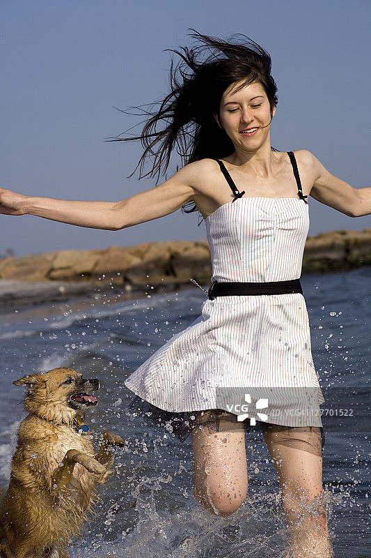 女孩与狗一起奔跑图片素材