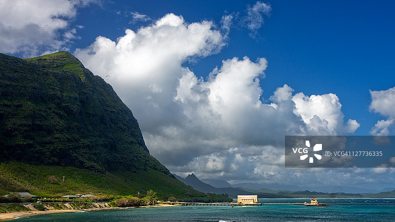 欧胡岛海岸线与滑翔伞图片素材