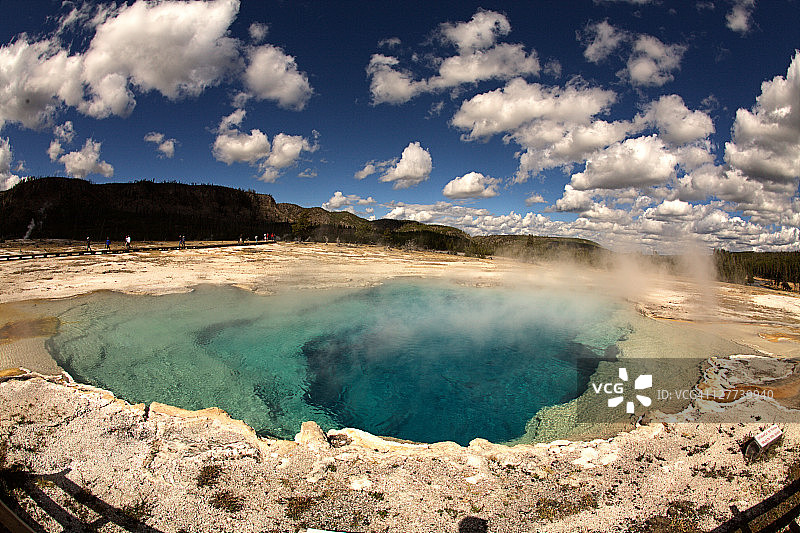 黄石公园的蓝宝石池图片素材