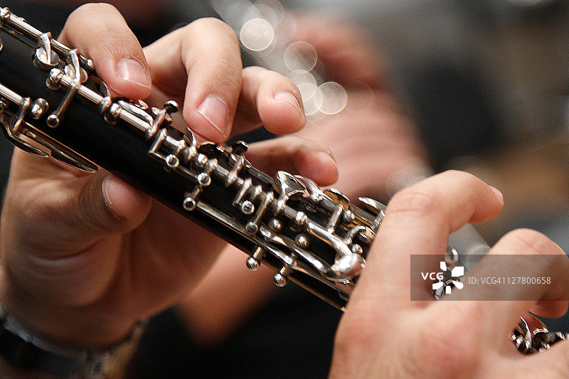 吹奏双簧管的手图片素材