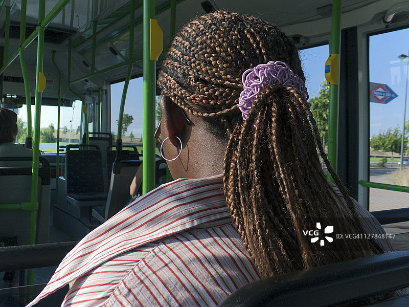 扎马尾辫的黑人女性头部图片素材