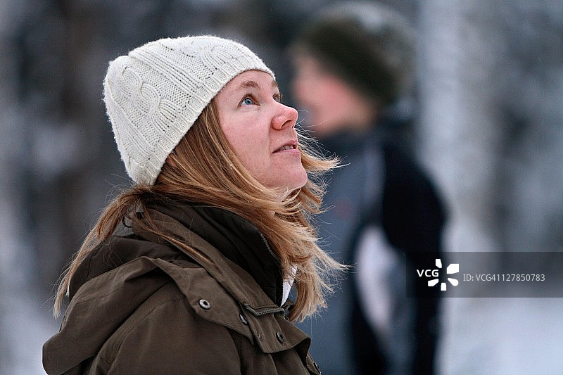 女人在观看图片素材