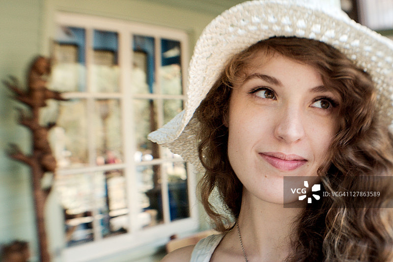 戴软帽的年轻女子图片素材