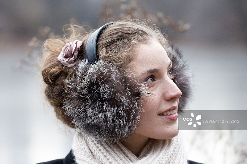 戴着围巾和耳罩的年轻女人图片素材