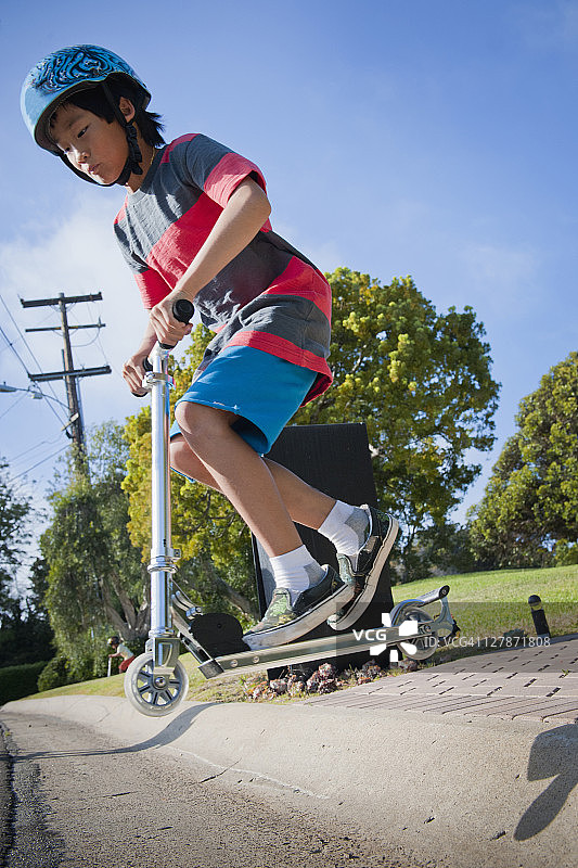 男孩玩滑板车图片素材