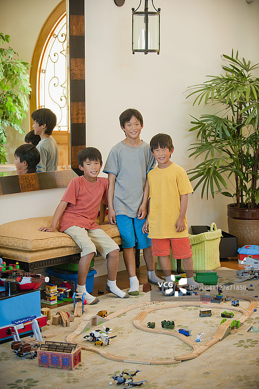 和玩具在一起的三个兄弟肖像图片素材