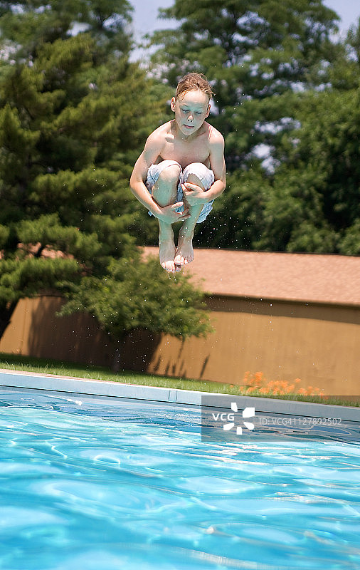 男孩跳入游泳池图片素材