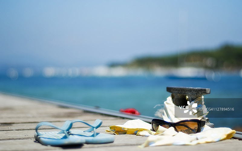 圣特罗佩木制浮桥上的沙滩配件图片素材