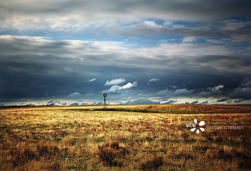 科罗拉多农田暴风雨中的风车图片素材
