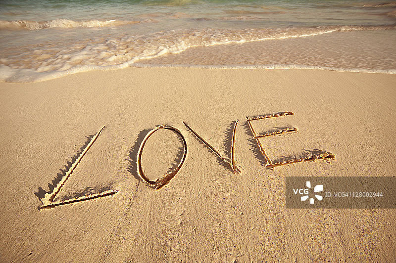 沙滩上写的“爱”图片素材