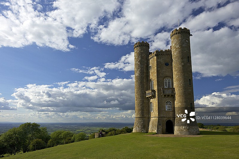 春日傍晚阳光下的百老汇塔，伍斯特郡，科茨沃尔德，英格兰，英国，欧洲图片素材
