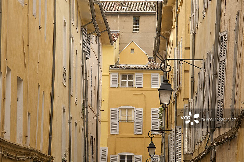 普罗旺斯地区艾克斯老城典型的房屋和街道图片素材
