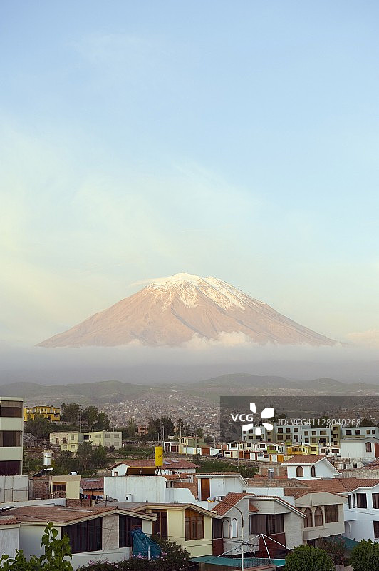 南美洲秘鲁阿雷基帕市上方的米斯蒂火山，海拔5822米图片素材