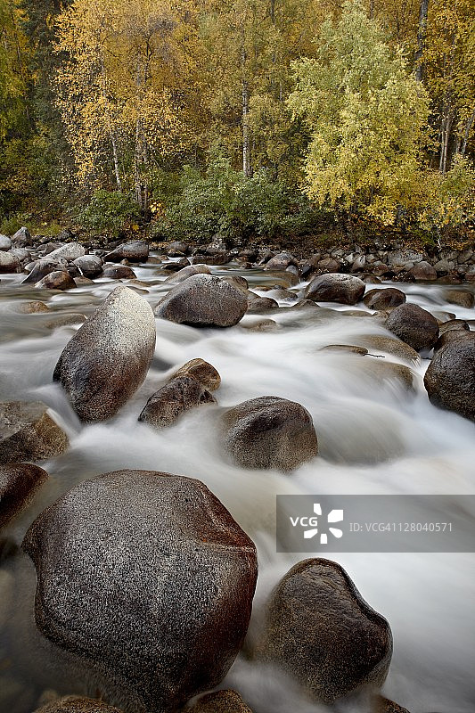 小苏西特纳河的瀑布与秋色，哈彻山口，阿拉斯加，美国图片素材