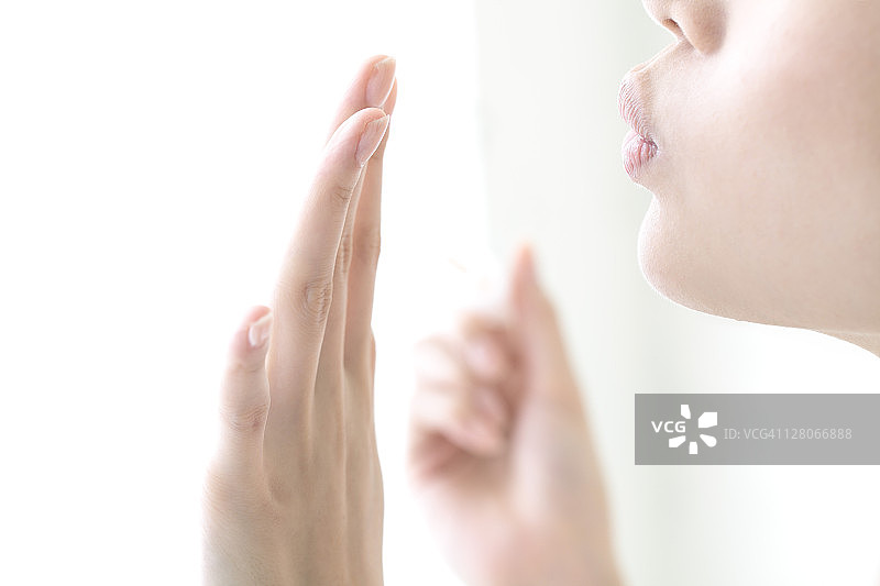 手指上涂着指甲油的年轻女性图片素材