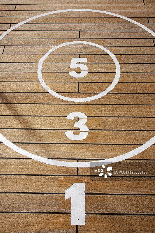 荷美西特丹号上的甲板掷环游戏，2010年2月图片素材