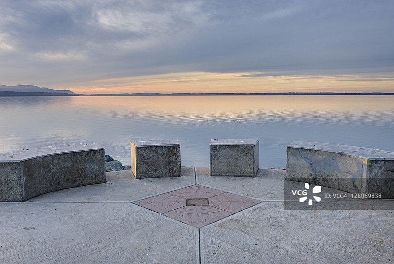 从美国华盛顿州贝灵汉费尔黑文海洋公园眺望贝灵汉湾图片素材