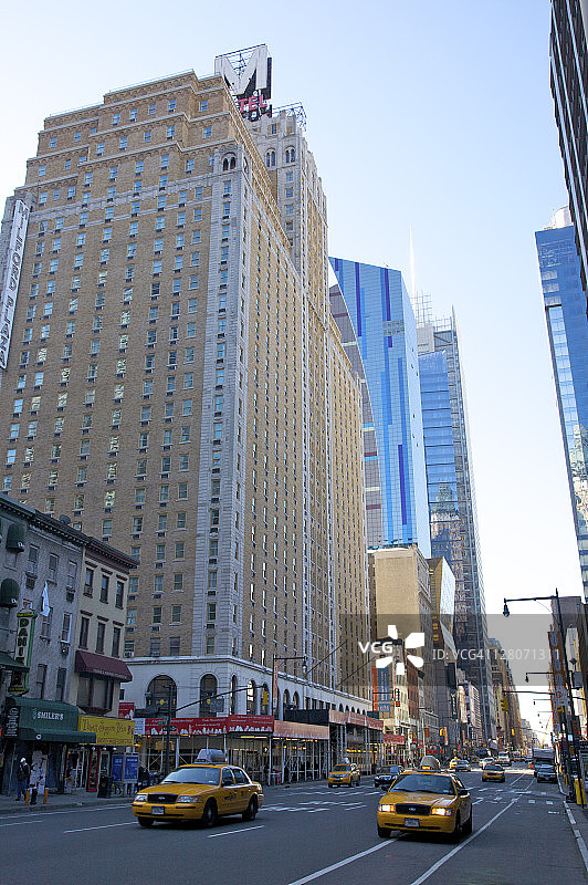 从美国纽约曼哈顿中城西区第45街向南看的第八大道图片素材