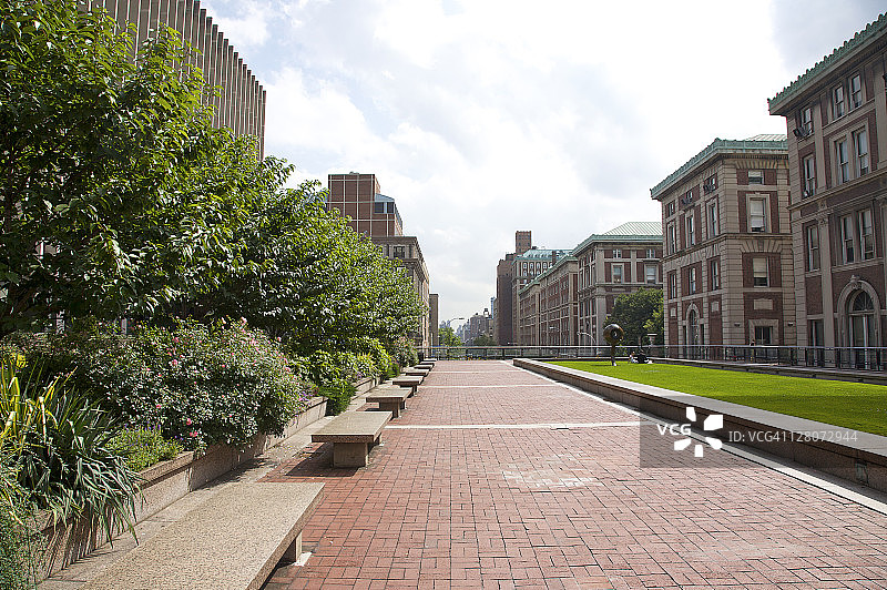 哥伦比亚大学校园阿姆斯特丹大道户外休息区，美国纽约图片素材