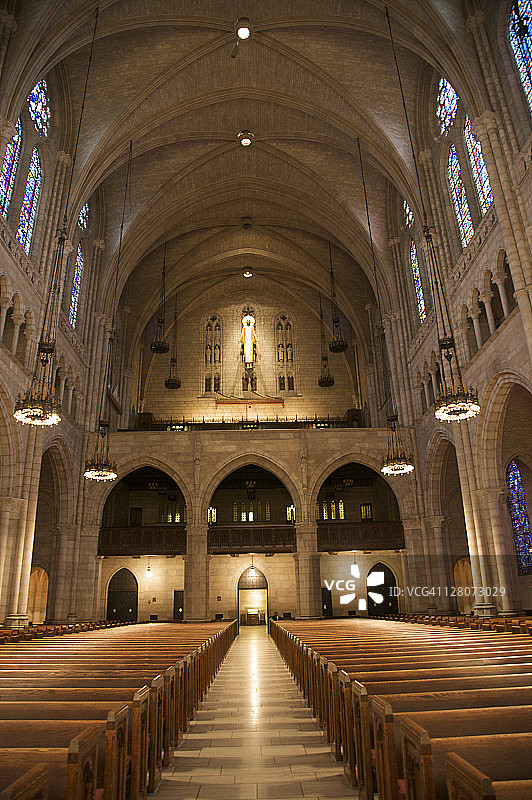 从河边教堂内部后方望出去，美国纽约市上西区图片素材