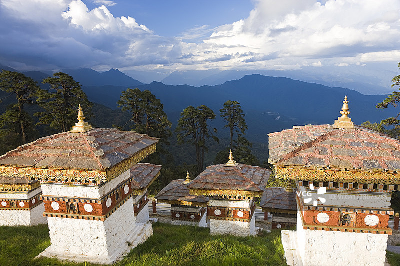 纪念2003年与印度阿萨姆邦分离主义者边境战争的战争纪念碑，由108个佛塔或佛塔组成，不丹廷布省的Dochu La或Dochula山口图片素材