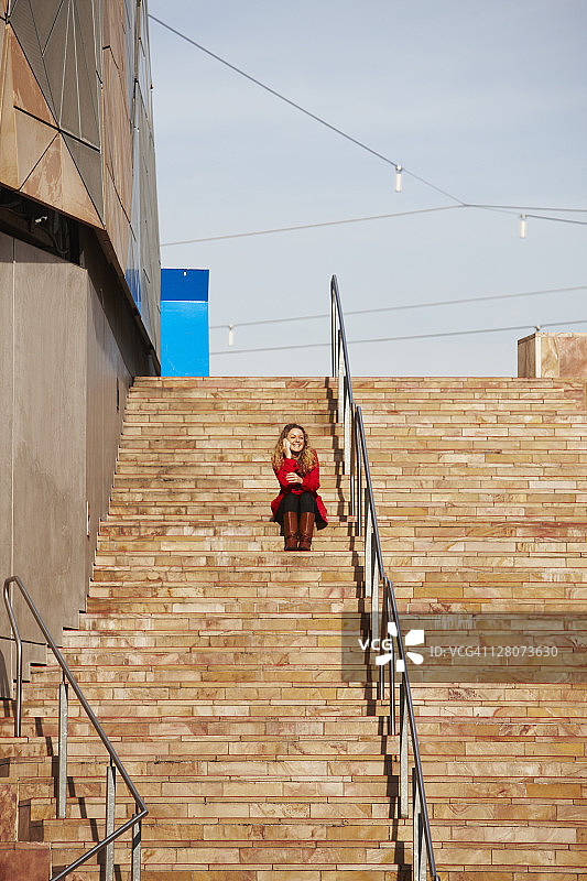 在澳大利亚维多利亚州墨尔本联邦广场用手机通话的女人图片素材