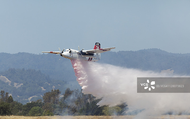CDF S2型灭火飞机投掷灭火剂图片素材