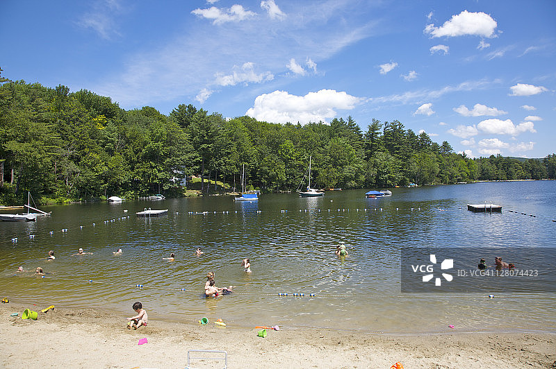 夏季，人们在加菲尔德湖海滩游泳和划船图片素材