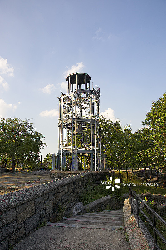 纽约哈莱姆区马库斯·加维公园的消防塔图片素材