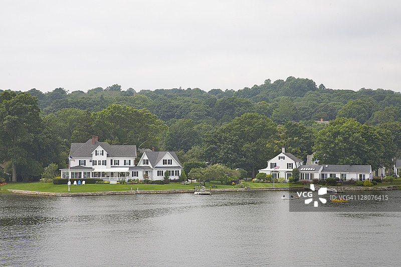 康涅狄格州神秘港，神秘河沿岸的房屋图片素材