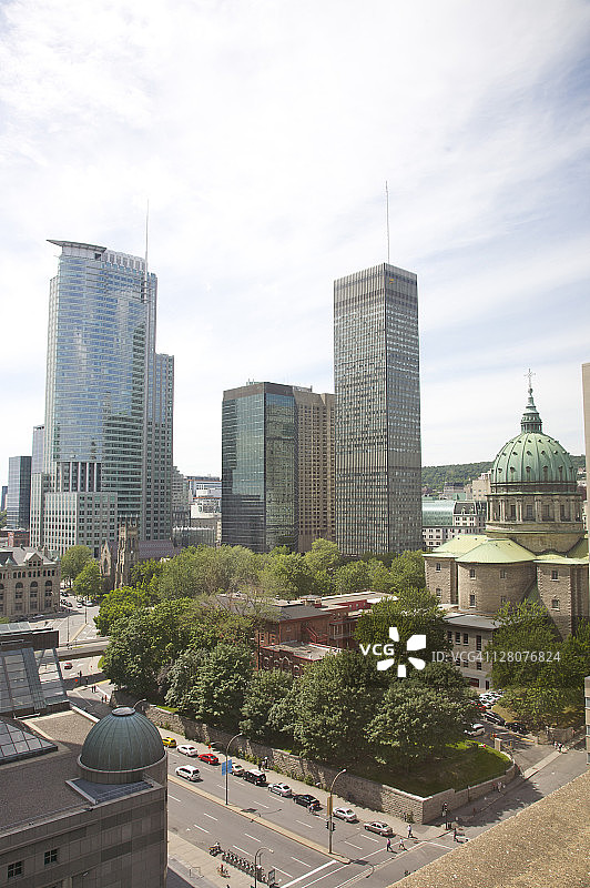 加拿大魁北克省蒙特利尔市现代塔楼和圣玛丽女王世界大教堂鸟瞰图片素材