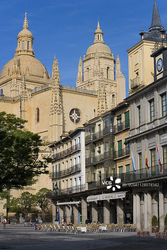 西班牙塞戈维亚的古老卡斯蒂利亚城堡与塞戈维亚大教堂图片素材