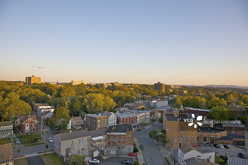 从哈德逊河州立公园人行天桥看波基普西的秋景，美国纽约州达奇斯县图片素材