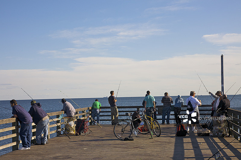 美国纽约布鲁克林区科尼岛钓鱼码头图片素材