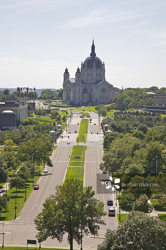 通往圣保罗大教堂的街道鸟瞰图，圣保罗大教堂是美国中西部明尼苏达州圣保罗市的一座罗马天主教大教堂图片素材
