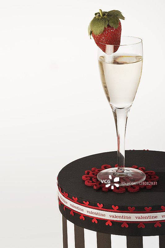 黑白条纹帽盒、气泡酒和草莓图片素材