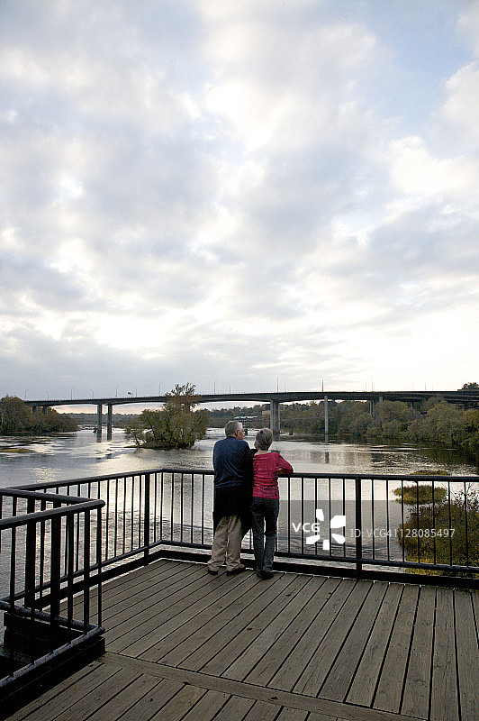 情侣在弗吉尼亚州里士满詹姆斯河上的步道上图片素材