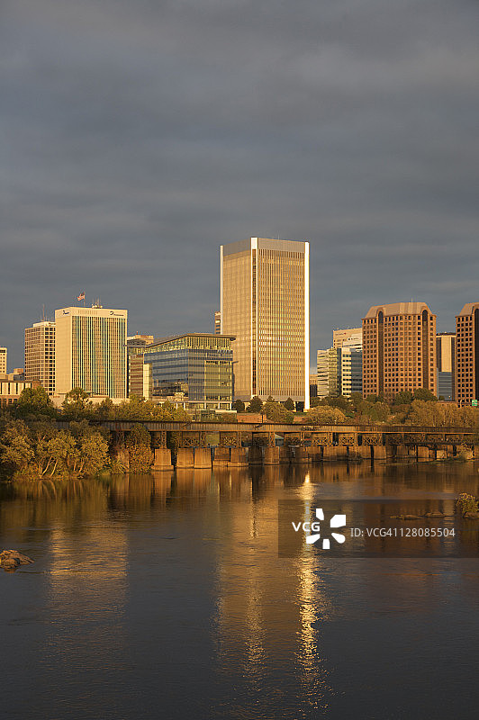 从贝尔岛眺望弗吉尼亚州里士满市中心图片素材