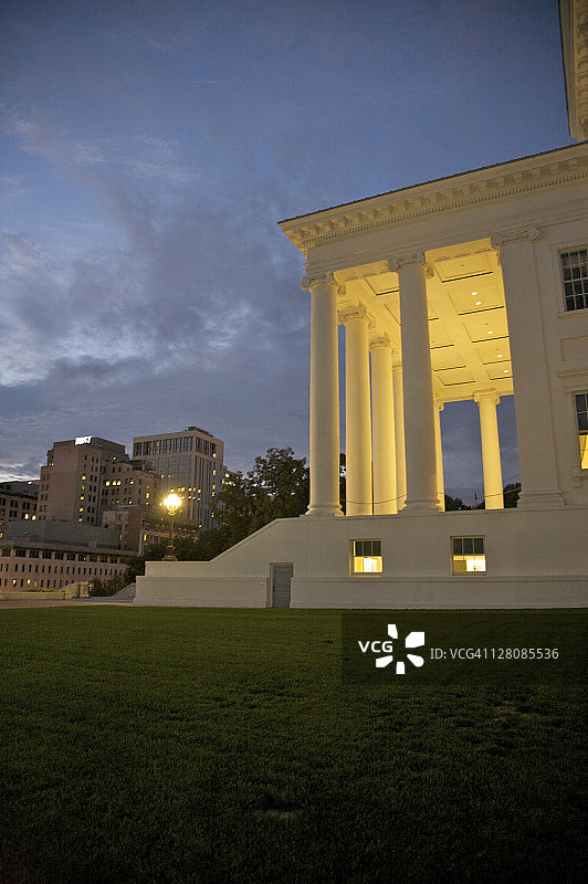 弗吉尼亚州议会大厦，由托马斯·杰斐逊设计的古典建筑，1788年，美国弗吉尼亚州里士满图片素材